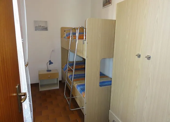 House With Garden And Fireplace *