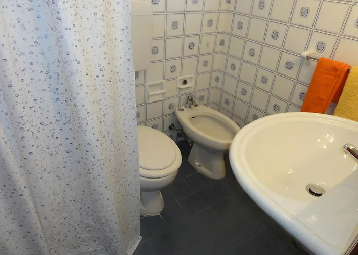 House With Garden And Fireplace *